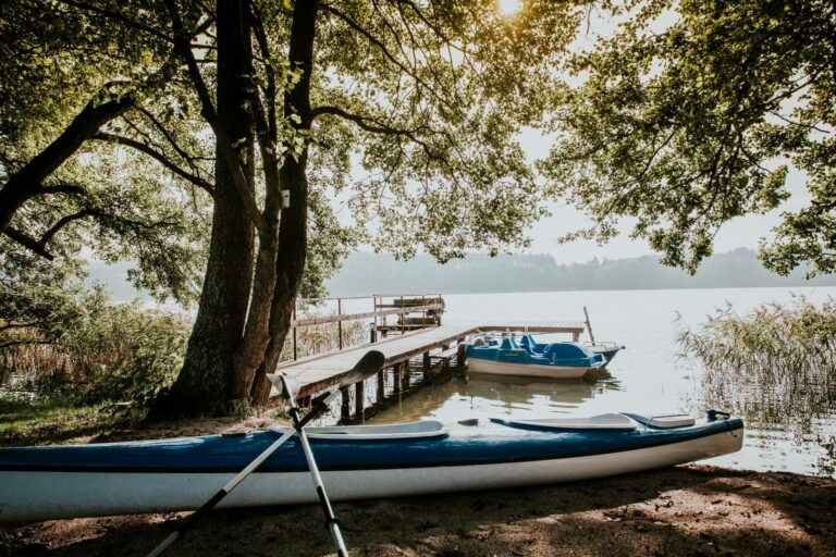 Gustaw-Mazury - Widok na prywatną plażę z pomostem, kajak i rowerek wodny