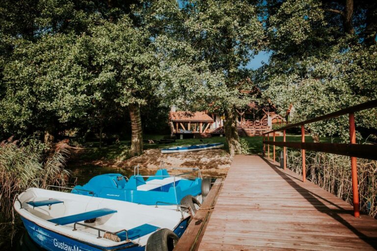 Gustaw-Mazury - Widok na kąpielisko, sprzęty wodne, ogród, dom i strefę jacuzzi