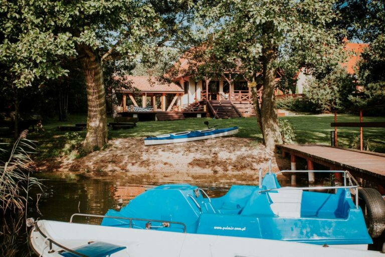 Gustaw-Mazury - Widok na kąpielisko, sprzęty wodne, ogród, miejsce na ognisko, dom i strefę jacuzzi