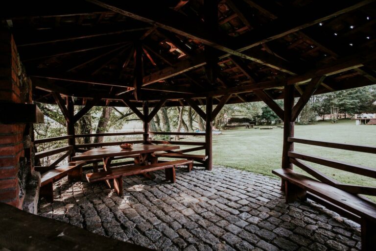 Gustaw-Mazury - Wiata z grillem i widok na ogród