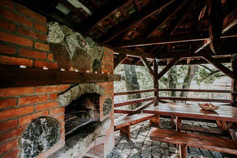 Gustaw-Mazury - Widok na wiatę z grillem i jezioro