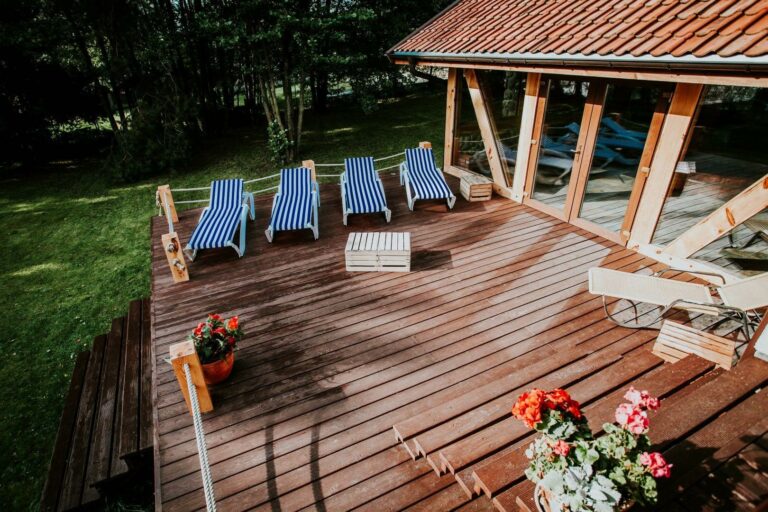 Gustaw-Mazury - Widok na strefę jacuzzi taras z leżakami